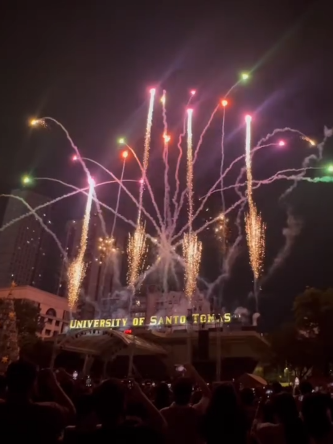 ENDING PASKUHAN WITH A BANG! 🎆 The University of Santo Tomas wraps up their Olympics-themed Paskuhan with an eight-minute pyromusical show.  Credits to UST The Varsitarian