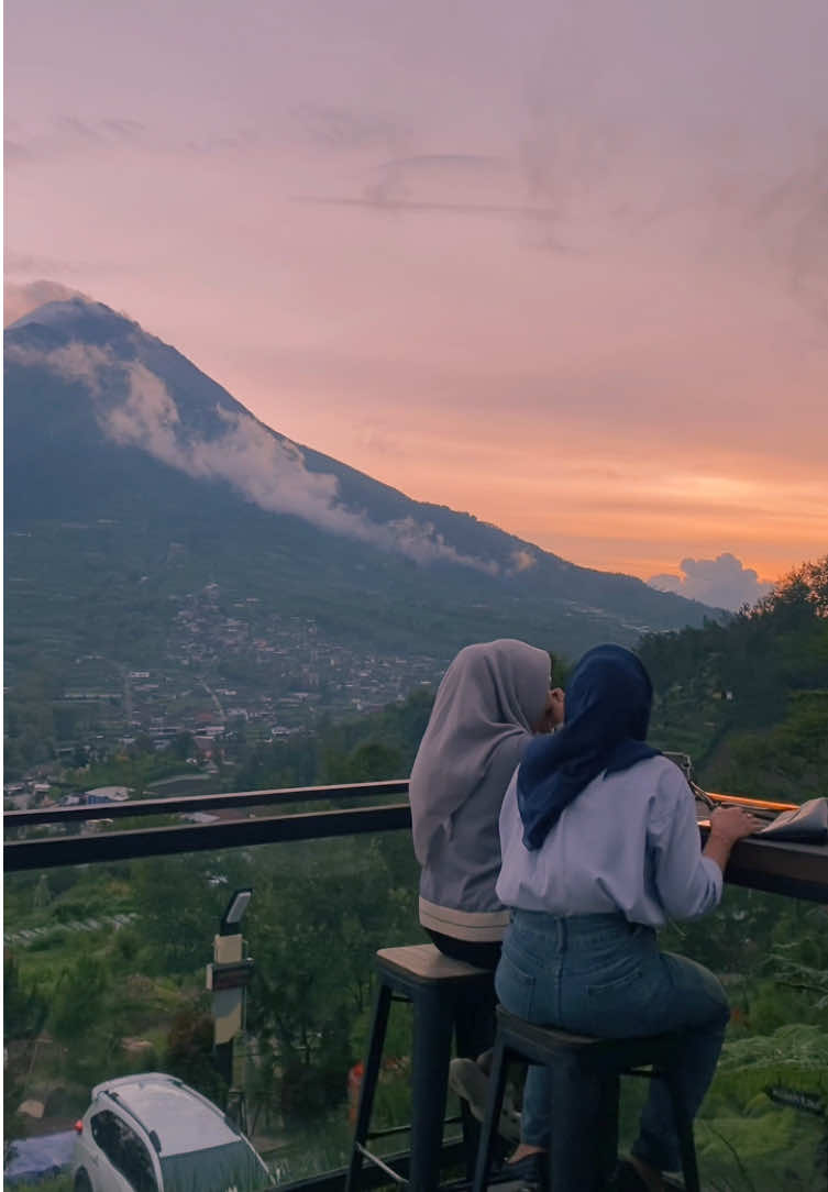 ⛰ Coffee Between The Mountains 🏔 @argoloro_kopi . . #dolankemari #boyolaliinfo #wisataboyolali #exploreselo #pesonajogja #exploredolan #magelangexplore #kulinerboyolali #solotraveller #jogjaku #exploreklaten #wargagunung #argolorokopi #jelajahmagelang #salatigaexplore #wisatajateng #jogjajateng #jelajahsemarang #jajanboyolali #semaranghitshitz #wisatasemarang #exploregunung #jejakmendaki #dolansemarang #coffeeshopindonesia #ayodolan #exploresemarang 