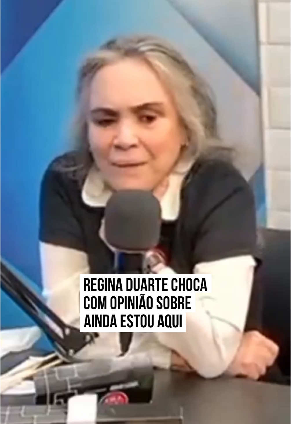 😯 #ReginaDuarte chamou a atenção dos internautas nessa quinta-feira (19/12) ao tecer elogios ao filme #AindaEstouAqui. O elogio gerou ampla repercussão nas redes sociais, considerando que Regina já demonstrou posicionamentos polêmicos sobre a #ditaduramilitar, tema abordado de maneira crítica no longa brasileiro. Durante sua participação no programa Se Lig, no YouTube, a atriz destacou a atuação de #FernandaTorres e a direção de #WalterSalles. “Ainda Estou Aqui. A Fernandinha Torres, meu Deus. Me deu vontade de fazer cinema. Que coisa maravilhosa. Que direção. Que texto”, disparou Regina Duarte. Em 2020, quando ainda secretária especial de Cultura do governo #JairBolsonaro, Regina polemizou ao minimizar a ditadura. “Ficar cobrando coisas que aconteceram nos anos 1960, 1970, 1980… Gente, é para frente que se olha. Sempre houve t0rtura. Stalin, quantas m0rtes? Hitler, quantas m0rtes?”, disse à época. #TikTokNoticias