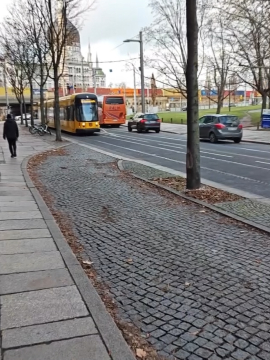 Wir verabschieden uns dann schon mal in den wohlverdienten Weihnachtsurlaub 🫳🏼🫵🏼🎅🏼 Grüße gehen natürlich auch raus an unsere Lieblingsnachbarn von @Sächsische.de! #BUSFAHRER #MICHEL #GRUSS #dresden #penckhotel #ADVENT #viral #DVB #xmas #holidays 