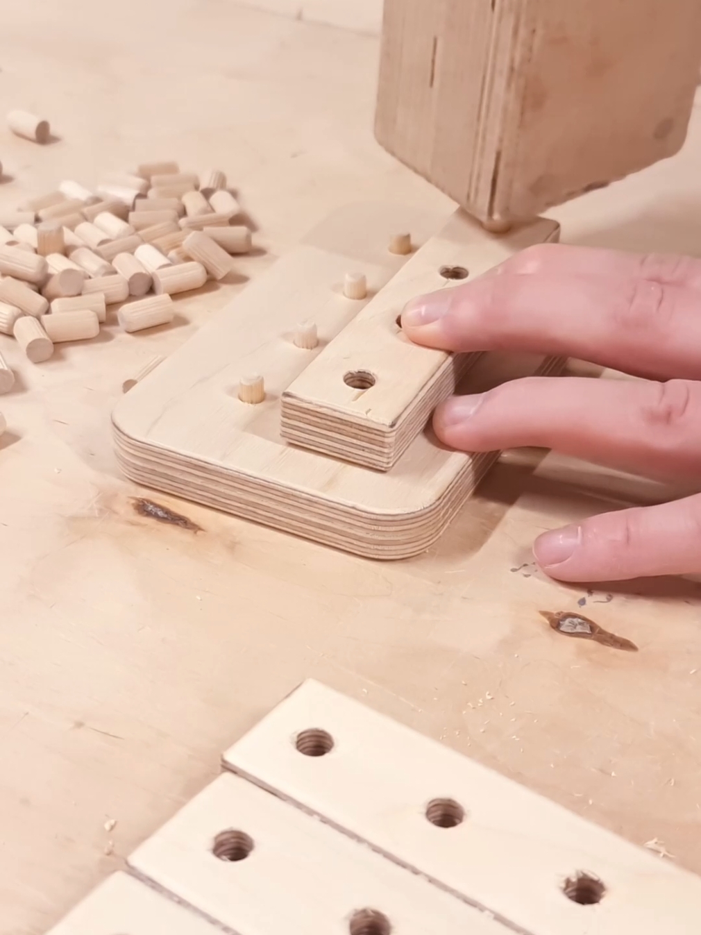 To create the connecting dowels for our Block Toy, we designed two simple jigs: 🛠 Hole Jig - Ensures dowels are cut to equal lengths with precision. 🛠 Positioning Jig - Guarantees consistent dowel depth for every construction block. If you’re looking to turn your offcuts into a fun and creative construction block toy, check out the CNC files and full specifications on our website - aribabox.com #woodtoy #montessoritoys #woodjig #woodworkingjigs #japanesesaw #pullsaw #legobricks #diylego #constructiontoys #cncwork #cncwoodworker 