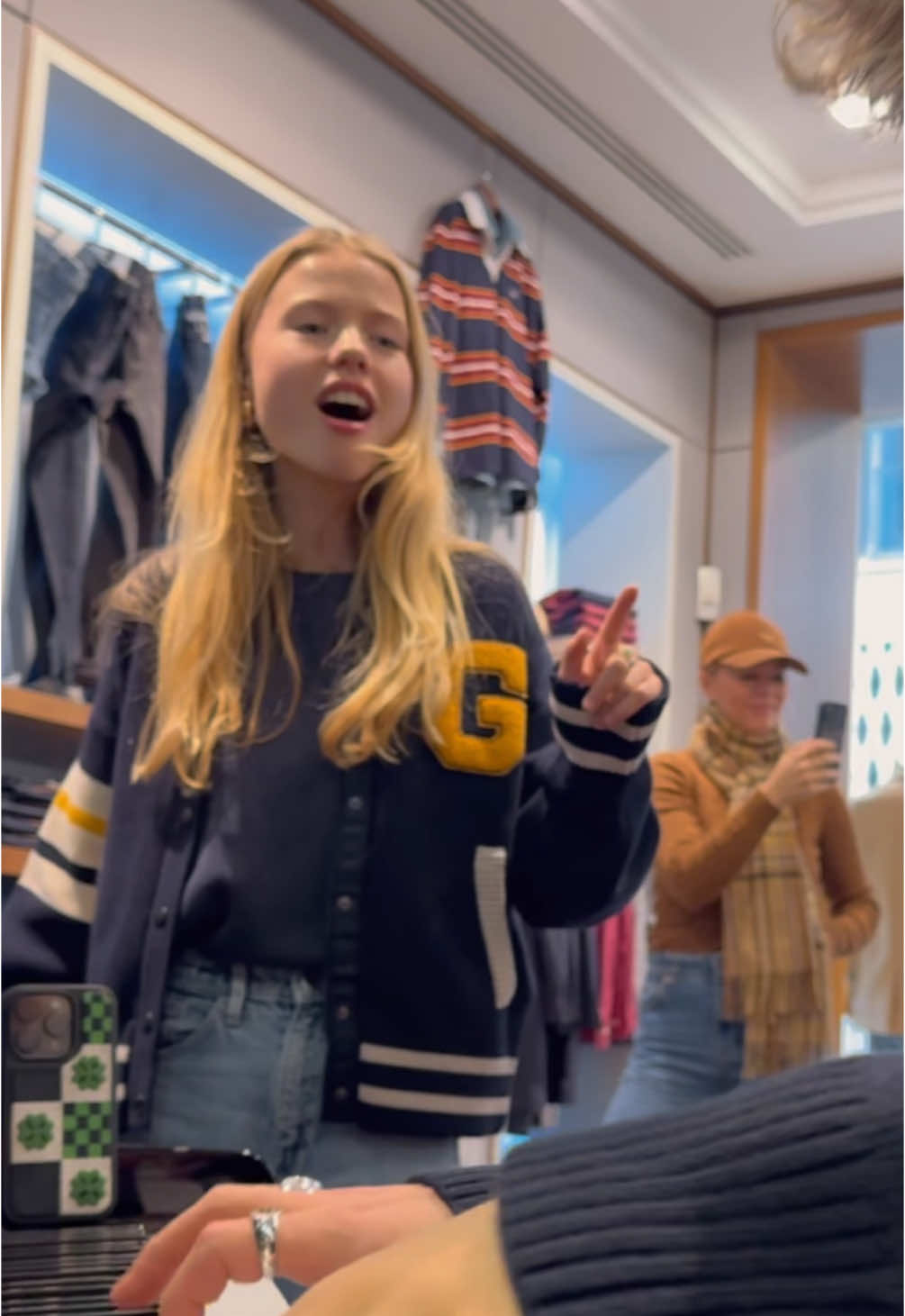 This 14 year old girl shocked everyone with her voice 😱😱 Today I was playing piano at the @GANT store in Hamburg, when suddenly @lucie_music.off asked me to play 