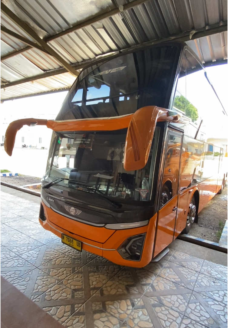 Morning Class 27 Trans “VE” Double Decker Volvo B11R tapi tidak pelan, cocok untuk kamu yang suka mengejar waktu pastinya Nyaman serta kenyang sepanjang jalan 😁 Poris - Surabaya - Malang  #27trans #doubledecker #adiputro #volvo #tangerang #jakarta #surabaya #malang #morningclass #travelvlog #busindonesia #cinematicbus 