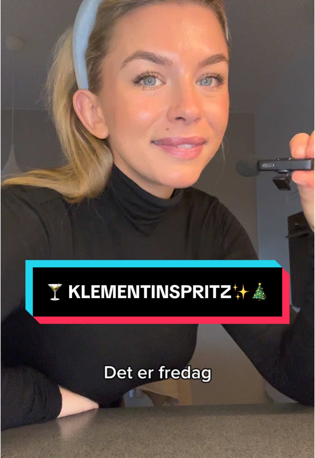 🍸 Fredagsdrinken: Klementinspritz✨🎄🍊 Den perfekte velkomstdrinken som lager seg selv! Du kan servere både med musserende, men også julebrus eller annet alkoholfritt alternativ✨🧡 Du trenger: Klementiner  1 dl vann + 1 dl hvitt sukker Valgfritt musserende vin / brus 1. Sett ovnen på 50 grader varmluft 2. Skjær klementiner i skiver  3. Kok opp vann og sukker til det blir en lake 4. Dypp klementinskivene i sukkerlaken og legg dem deretter på et stekebrett - ikke bruk hendene, vi vil ikke ha brannskader🤞🏻 5. Plasser brettet i ovnen i 5-6 timer. Bruk en klype og snu på skivene når cirka halvparten av tiden har gått 6. La skivene avkjøle seg helt på rist før du har dem i en tett beholder 7. Server et glass bobler og dekorer med skivene  GOD JUL!🎄✨😍🫶🧡 #oslo #fredagsdrinken #oslonorway #cocktails #tiktok #norge #drinktok #tv2 #norsktiktok #xyzcba 