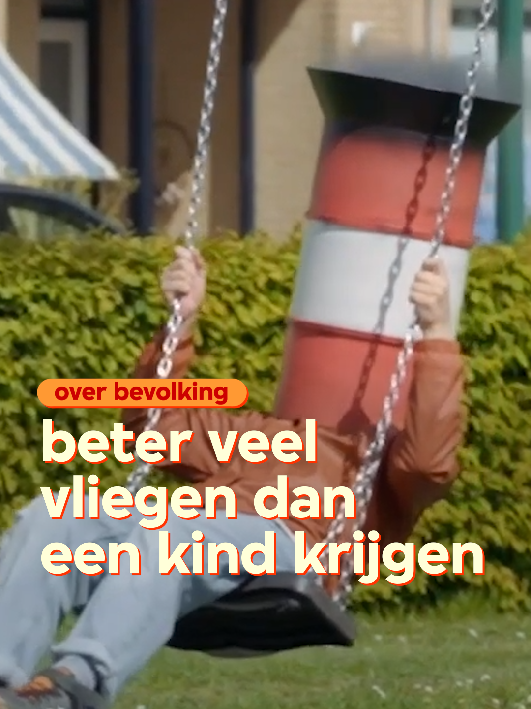 Minder CO2 uitstoten? Wat echt helpt: geen kinderen krijgen. Kijk de documentaire 'Over bevolking' nu op NPO Start. Uit recent wetenschappelijk onderzoek blijkt dat 'een kind minder krijgen', verreweg de meest positieve impact op het klimaat heeft. Maar in het klimaatdebat gaat het toch vooral over minder vliegen, minder vlees en minder consumeren. Op de vraag of we er ook niet naar zouden moeten streven om op termijn met wat minder mensen te zijn, lijkt een groot taboe te rusten. Pieter Hulst onderzoekt hoe dat komt en kijkt of het niet eens tijd wordt om onder ogen te zien wat de echte impact is van het krijgen van een kind op de leefbaarheid op aarde. #overbevolking #duurzaamheid #groen #co2 #uitstoot #vpro