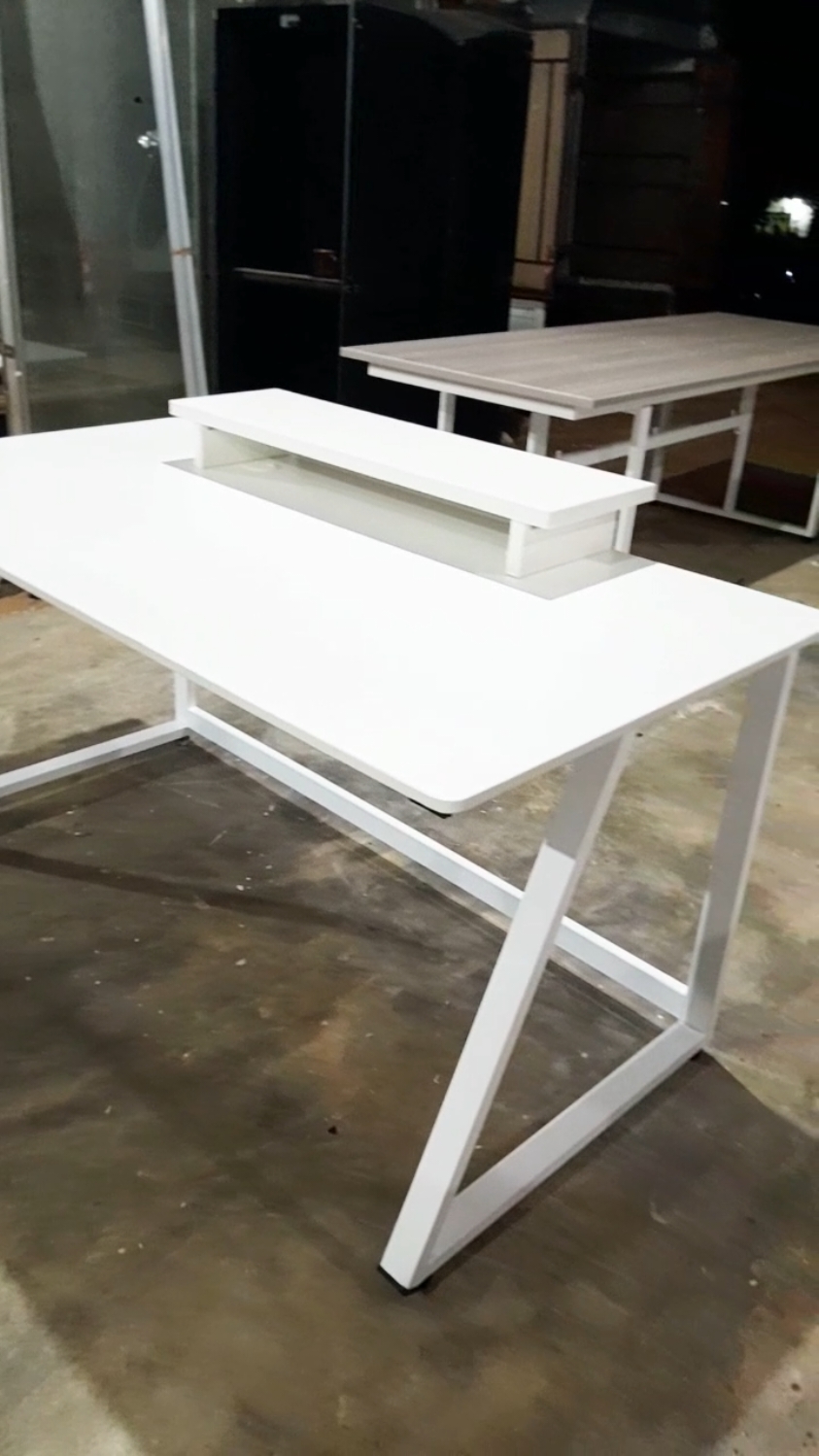 white gaming computer table  25 000/=  frem steel  top melamine board  colours available  delivery available  call or whatsapp 078 58 41 301  #viral #viralvideo #foryou #foryoupage #100kviews #trendingvideo #tables 