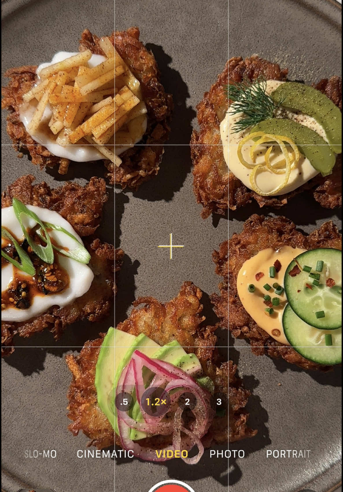 Lmk which one is your fav👇🏻 1. greek yogurt, chili oil, scallions 2. avocado, pickled red onions, black pepper 3. spicy mayo, cucumber, chives, chili flakes 4. dijon mustard & mayo, pickles, dill, lemon, black pepper 5. greek yogurt, shredded apples & cinnamon, hot maple . . . . #potatoes #food #foodtiktok #snacks #crispy 