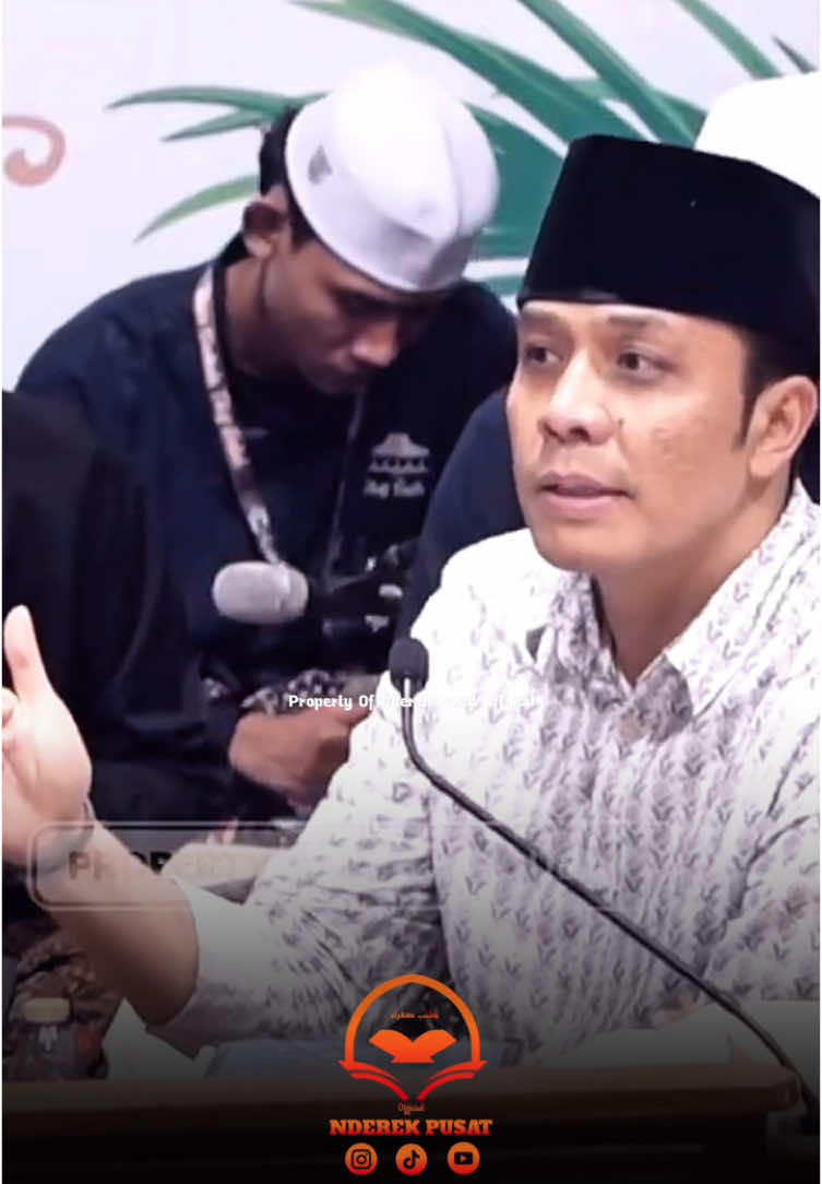 Ketika kamu bertemu orang awam dahulukan adab, kalau ketemu sesama santri dahulukan keilmuan . كن أبناء الدنيا بالأدب ومع أبناء الأخيرة  . #guskautsarploso #guskautsar #dawuhguskautsar #terasgubuk #guskautsarstory #dawuhguru #nderekkyai #nderekpusatofficial 