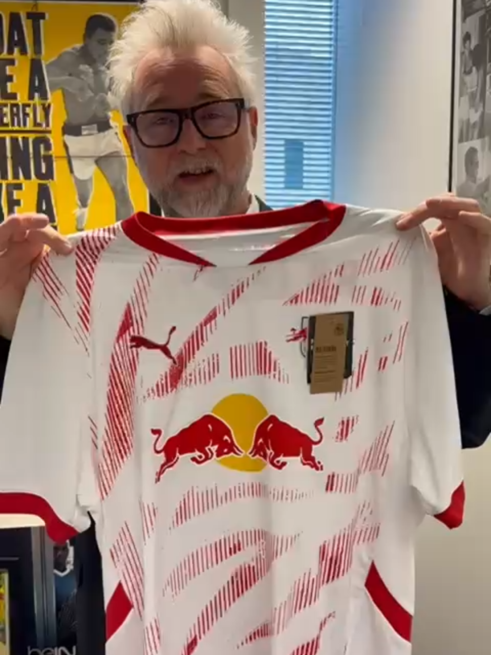 [🎁CONCOURS] 🇩🇪 #Bundesliga  🎅👕 Darren Tulett se transforme en Père Noël et vous fait gagner ce maillot du @rbleipzig à l'occasion du match Bayern - Leipzig ce soir à 20h30 sur beIN SPORTS 3 ! 👉 Follow @beinsportsfr pour jouer et utilisez les #EuropeArena et #FCBRBL ! 🍀 Bonne chance à tous 🍀