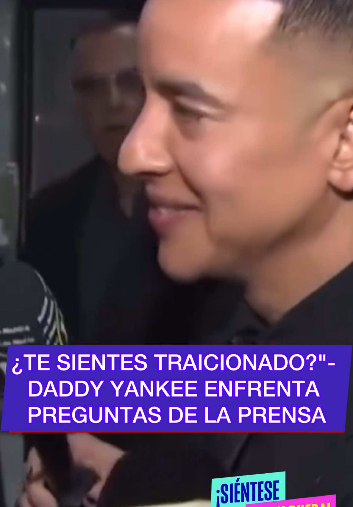 ¡Qué fuerte! Así fue el momento en que #DaddyYankee enfrentó a la prensa, quienes le preguntaron si se siente traicionado por una presunta transacción de $100 millones que habrían intentado realizar su aún esposa, #MireddysGonzález, y su cuñada. 😱 Su reacción dejó a todos sin palabras. 😮💬 No te pierdas los detalles hoy a las 2P/1C en #SQP.