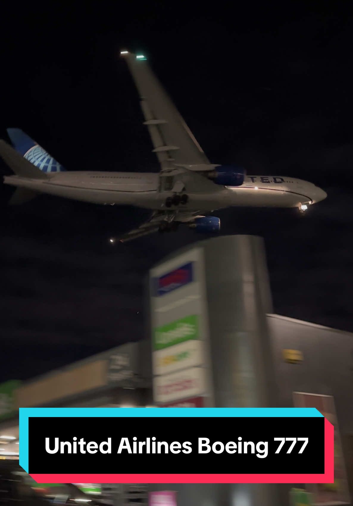United Airlines Boeing 777 night landing at Heathrow 🤩✈️ #boeing #boeing777 #aviation #airplane #landing #airport #avgeek #fyp