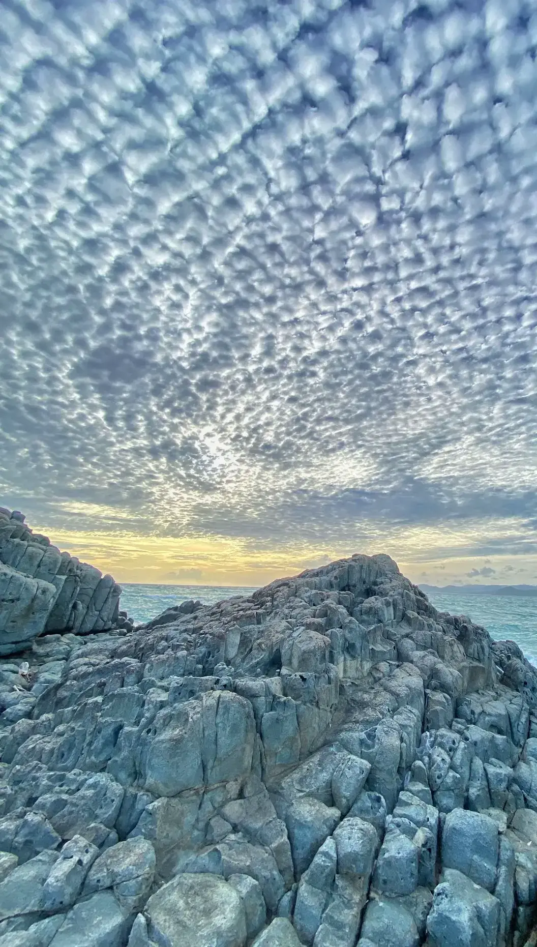 pantai yang lagi viral saat ini, pantai semeti memang indah sehingga banyak orang yang berkunjung kesana, kembali ke kita sendiri yang lebih hati² apalagi sekarang keadaan cuaca kurang mendukung.