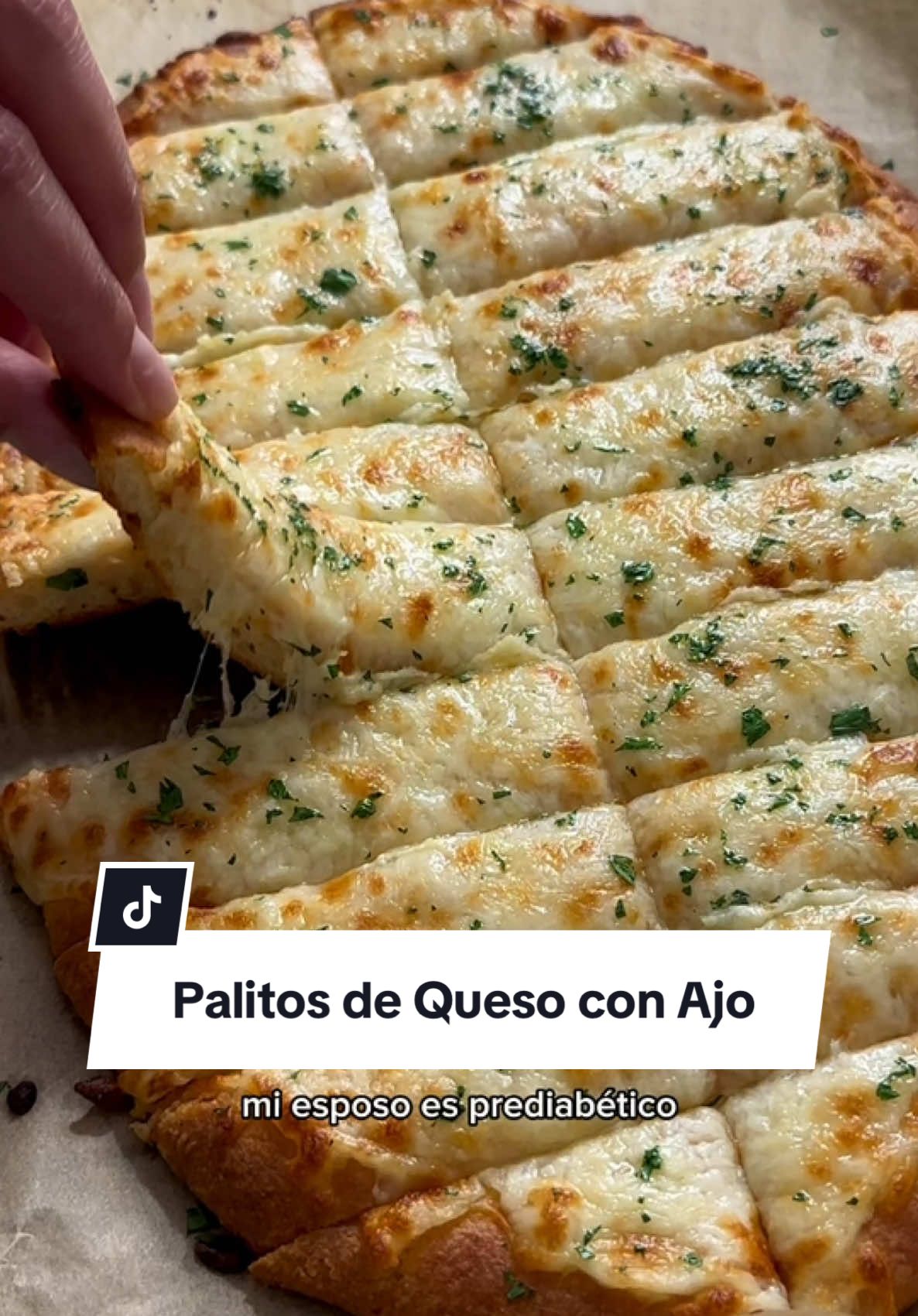 🥖🧀 Palitos de Pan con Ajo y Queso ✨Guarda esta receta para después✨ Ingredientes Para la Masa: 2 tz de queso mozzarella, rallado 2 oz de queso crema 1½ tz de harina de almendra 1½ cdta de polvo de hornear 2 cdta de ajo en polvo ¼ cdta de cebolla en polvo 2 huevos grandes ¾ cdta de sal Para la Cobertura: 4 dientes de ajo, finamente picados 1½ tz de queso mozzarella, rallado Perejil fresco, picado Instrucciones 1. Precalienta el horno a 350°F (175°C). Forra una bandeja para hornear con papel pergamino y reserva. En un bol mediano, mezcla la harina de almendra, polvo de hornear, ajo en polvo, cebolla en polvo y sal. 2. En un bol grande apto para microondas, combina el mozzarella y queso crema. Calienta en intervalos de 30 segundos, revolviendo entre cada uno, hasta que esté completamente derretido y suave. Trabajando rápidamente, añade un huevo y revuelve vigorosamente hasta que esté completamente incorporado. Añade el segundo huevo y mezcla hasta que esté bien combinado. 3. Gradualmente añade la mezcla de ingredientes secos a la mezcla de queso, doblando hasta formar una masa uniforme. La masa estará pegajosa; esto es normal. Coloca la masa en la bandeja preparada y extiéndela en un rectángulo de aproximadamente ¼ de pulgada de grosor. Con un tenedor, perfora la superficie por todas partes para evitar que se formen burbujas. 4. Hornea por 15 minutos hasta que esté ligeramente dorado. Retira del horno y esparce el ajo picado uniformemente sobre la superficie, luego cubre con el queso mozzarella restante. Regresa al horno y hornea por 7 minutos adicionales. Para un queso más dorado, gratina por 1 minuto, vigilando cuidadosamente para evitar que se queme. 5. Retira del horno, espolvorea con perejil fresco y deja enfriar por 5 minutos. Corta en palitos y sirve caliente. 📝 Sugerencia para Servir: Acompaña con salsa marinara sin azúcar para dip. #panbajoencarbohidratos #prediabetico #sinazucar #pandeajo