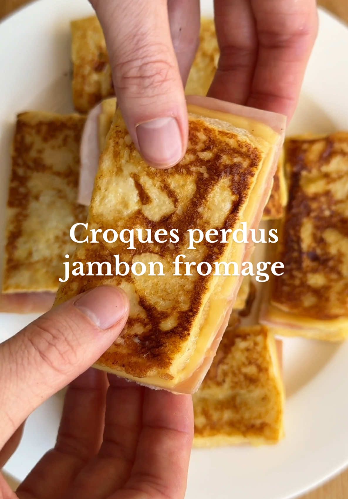 Croques perdus tu connais ?! 🥪👀 C’est le mélange parfait entre un pain perdu et un croque monsieur j’te conseil vraiment de tester J’TE JURE TU VAS TE RÉGALER 😋👌 Pour réaliser cette recette tu auras besoin de :  •2 tranches de pain de mie 🍞  •Beurre 🧈  •Jambon 🐽  •Fromage 🧀  •Oeuf 🥚  •Lait 🥛  Bon appétit les amis 👨‍🍳 #ideerecette #recettefacile #croquemonsieur #recettesimple #cuisine #ideerepas #ideerecette 