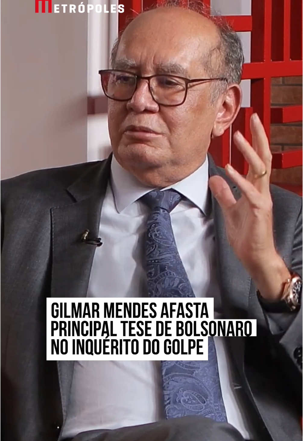 Ministro decano do Supremo Tribunal Federal (#STF), #GilmarMendes refutou a principal tese usada por #Bolsonaro para se defender no chamado “inquérito do golpe”. Em entrevista à coluna Paulo Cappelli, o magistrado sustentou que o planejamento de um golpe de Estado configura crime, mesmo que os envolvidos não tenham pegado em armas para tentar viabilizá-lo. “Há a ideia de que, em princípio, atos preparatórios nada têm a ver com a eventual prática de crime. Só que, nesses casos de crimes contra o Estado de Direito e crimes contra a própria democracia, normalmente nós falamos de atos preparatórios que já são criminalizados. Até porque se o crime é bem-sucedido, ele se complementa. Na verdade, nós não vamos ter mais o Estado de Direito. Aquela situação que era ilícita passa a ser lícita. Nós vamos ter uma nova ordem. Então é preciso entender isso nesse contexto”, afirmou Gilmar Mendes. “E as coisas foram muito além de atos puramente preparatórios, como se fossem atos cerebrinos. A gente pode pensar assim: ‘Poxa, que vontade de dar um tiro em alguém’. Fiquei no livre pensar. Mas não era disso que se tratava”, prosseguiu o ministro. “Quando há dinheiro entregue para kids pretos, se isto ocorreu de fato; se pessoas foram monitoradas para eventualmente serem presas ou eliminadas; [se houve] documentos e atos. As pessoas estavam nos prédios acompanhando. Nós temos bastante concretude nessas medidas. ‘Ah, por que não realizou?’ Porque desistiu ou porque foram aconselhados… Tudo isso é extremamente grave e será devidamente examinado”, disse. #TikTokNotícias 