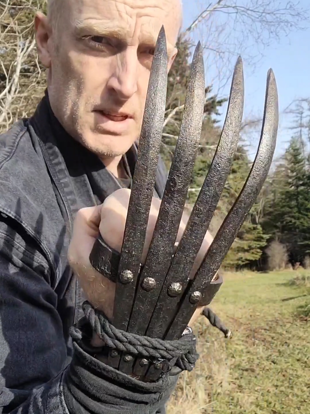 This ninja hand claw is not for slashing. this style is forged to puncture the opponent. today is a test of sorts. how well does it work. what affect do the claws have on the body I'm so happy to live in the future and look back at history.