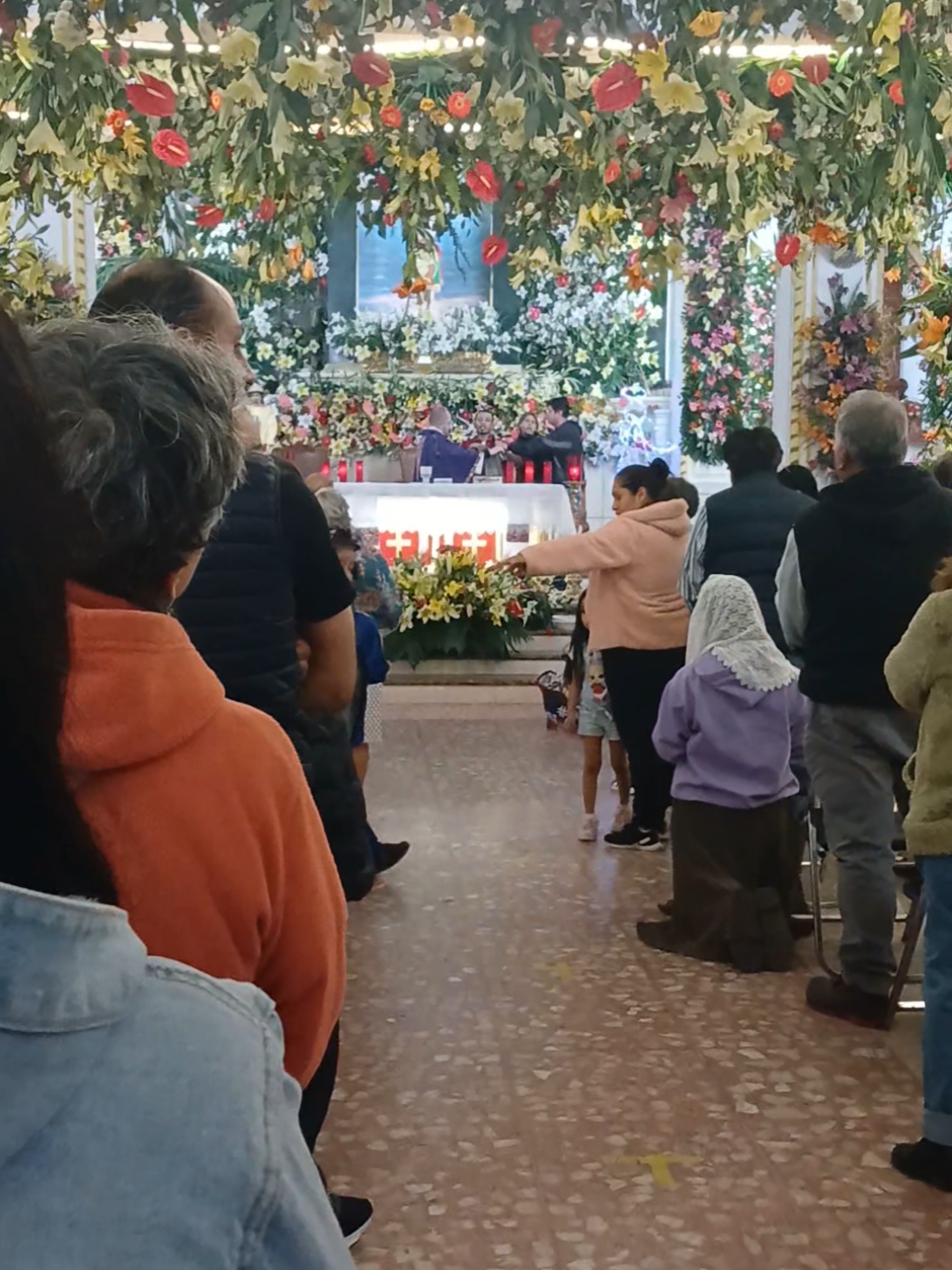 Pd: Al final nadie salió lastimado, entre a la iglesia triste y terminé consternada. #mexicomagico #iztapalapa #iztapalapa🇲🇽💯🕶️  #fyp #iglesia #catolicos #chatolic #flores #2024 #diciembre #december #santacruzmeyehualco #cdmx 