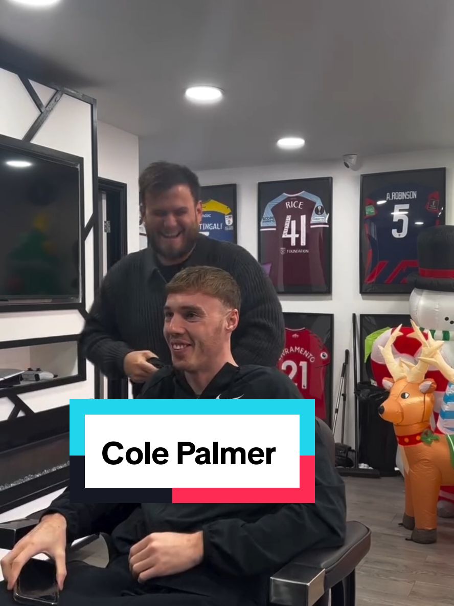 Baby it's  cold outside! Cole Palmer barber joking with him. #Chelsea #foryou #colepalmer #chelseafc #PremierLeague #cfc #ucl #fyp #footballtiktok #xyzbca #trendingvideo #KTBFFH #viral #renatoveiga 