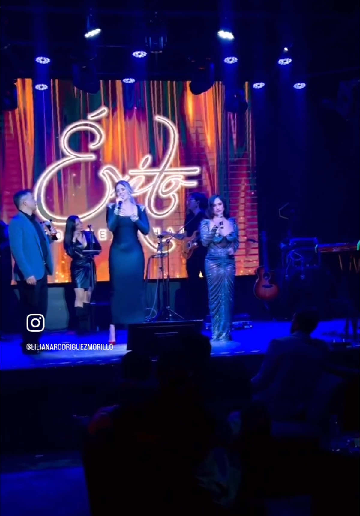 Me hubiera encantado ir en vivo como lo prometí pero no me dejó ni producción ni la internet!😂😂😂😂😂aquí la presentación de nuestros fabulosos conductores @nataliaalcoceroficial @edgararciba @laryzzamr y el impecable performance de @erikaalcocerl en @vocesdereynas