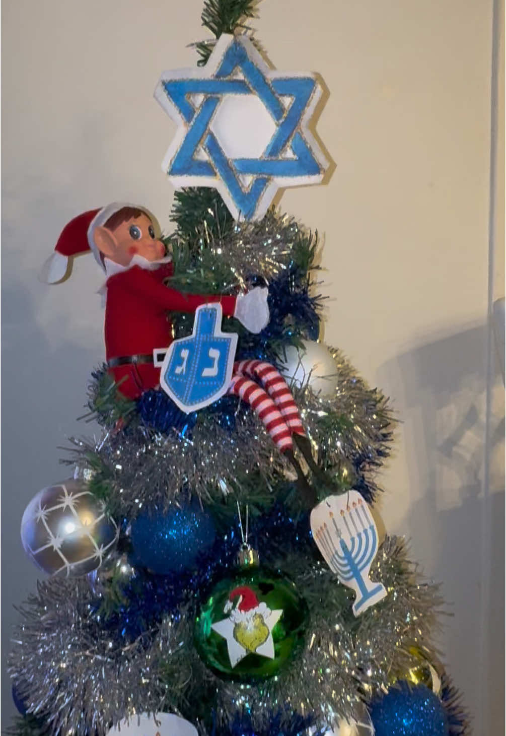 Let me introduce you mon sapin de CHRISMUKKAH❤️❄️🌲🕎✡️ #chrismukkah #hannukah #hanouka #christmas #tiktok #viral #trend #alliwantforchristmas #jewishtiktok #jewish #jewishchristmas 