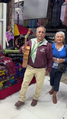 Pareja de Abuelitos Vienen desde Mexico 🇲🇽 para Cumplir un Sueño “Cantar en la Tienda de Qana’ Gladys” 🥹🎶 #benitogt #benitogtvideos #victortut #qanagladys #oswarayuda #farrukopop #guatemala #farrukito #rancheritocalibre58 #mexico 