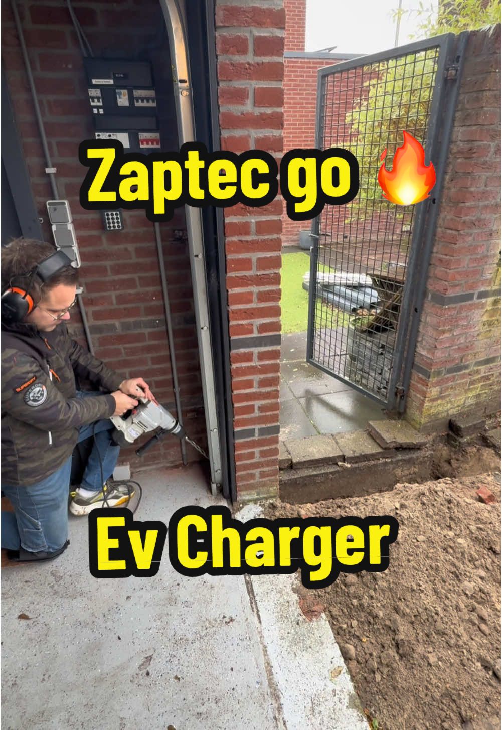 Sexy @Zaptec Go charger in moss green yeah baby😍 #laadpaal #installatie #ev #electriccar #electrician #elektriker #fyp #satisfying #electrical #technology