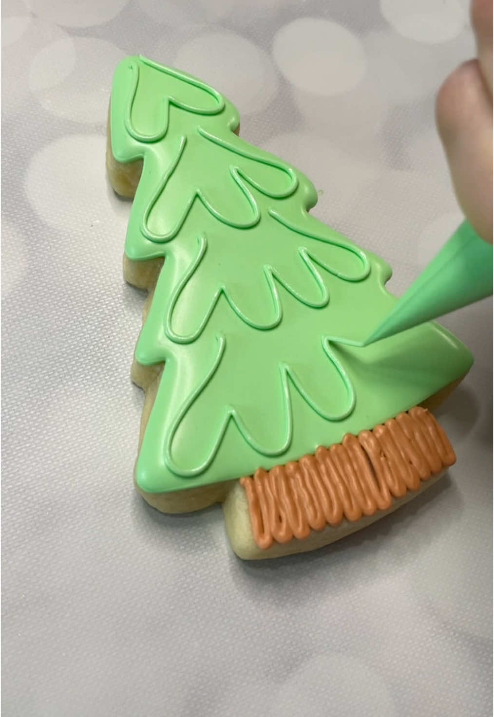 A snowy little tree 🌲  . . . #sugarcookies #cookiesoftiktok #oddlysatisfying #asmr #asmrcookies #cookieasmr #holidaycookies 