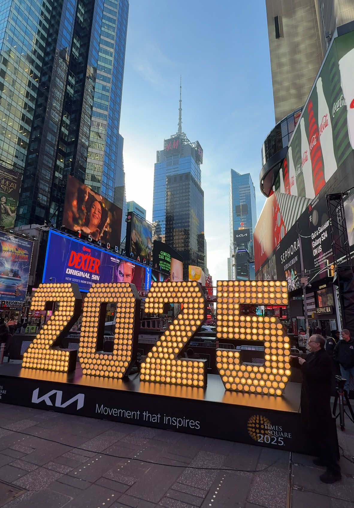 The giant, seven-foot-tall numerals for “2025” have arrived in Times Square 🥳 📍 Broadway Plaza between 46th and 47th Street @Times Square NYC The numerals will stay on the plaza and members of the public will have the opportunity to take photos with them until 7:00 a.m. on Monday, December 23. Afterwards, the numerals will take a short rest before being placed atop One Times Square, officially completing the “2-0-2-5” sign that will light up at midnight on December 31. The four numerals use a total of 620 energy efficient LED bulbs; the numeral “2” contains 145 bulbs, the “0” contains 164 bulbs, and the “5” contains 166 bulbs. #timessquare #nye #newyearseve #entertainmentnews #bts #nyc #2025 #christmasinnewyork