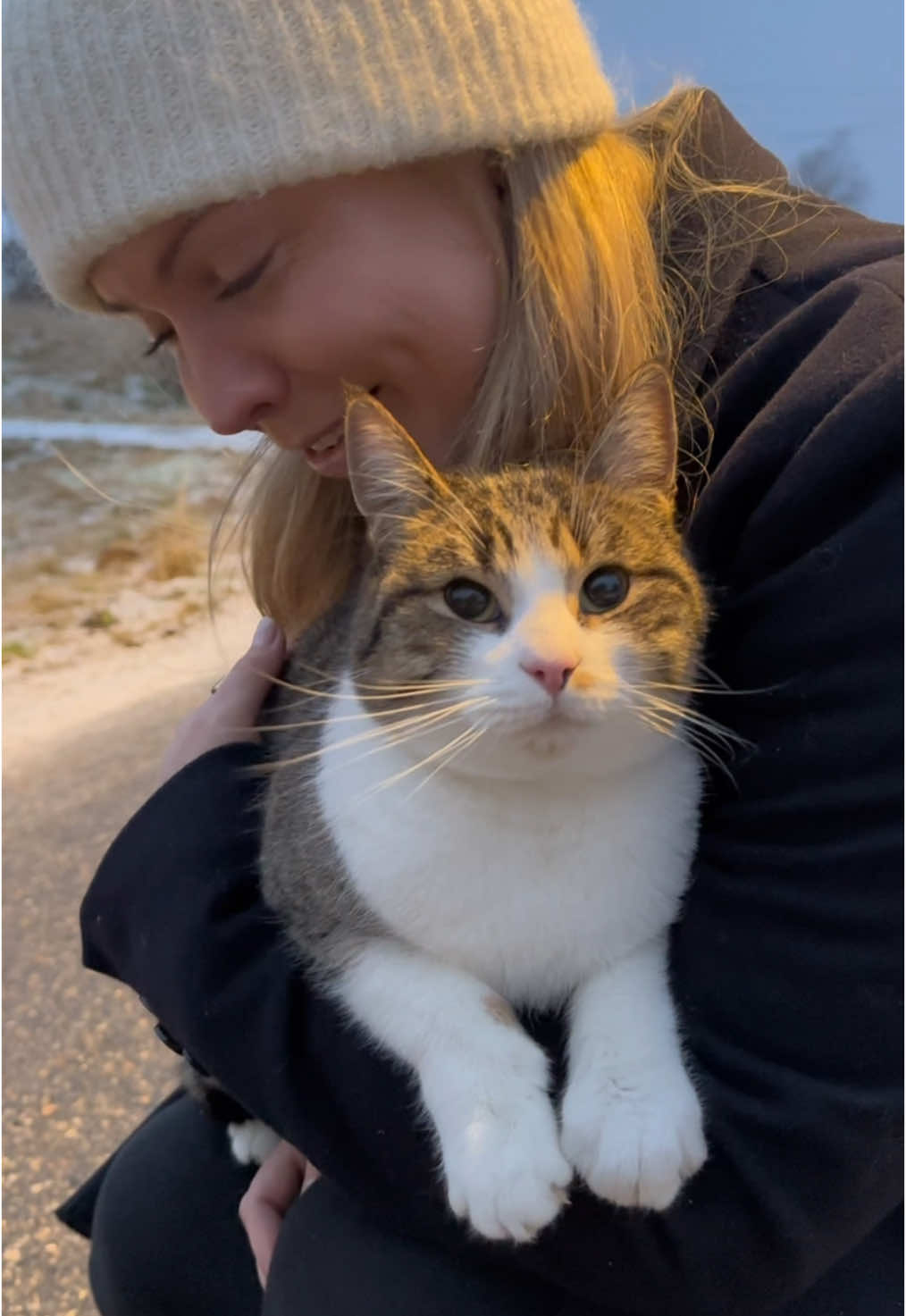 the magic moment of the day 😭♥️ the cat RAN to me and actally startled me while @ellepax and I were on a walk. She immediately jumped on my lap when I lowered myself and wanted to pet her 🥹 #catdistributionsystem 