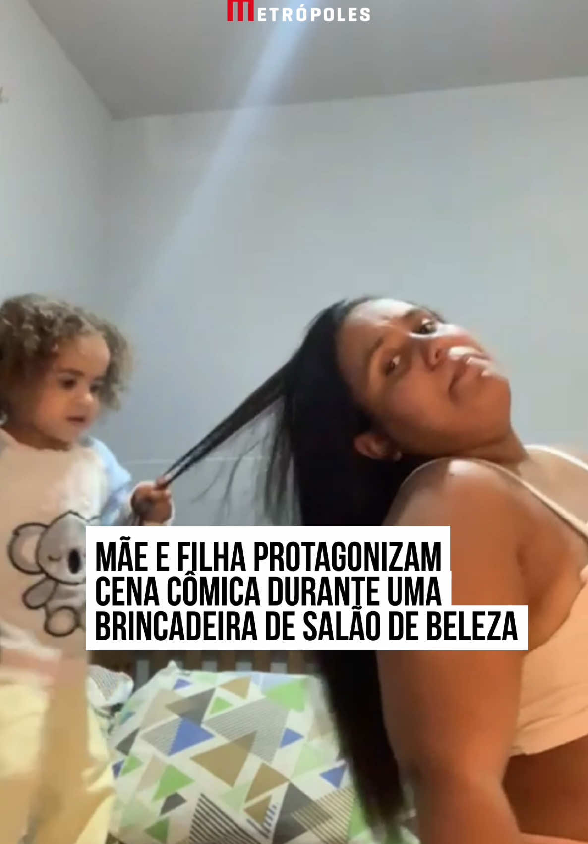 🤣A criadora de conteúdo Larissa Vitória decidiu gravar um vídeo fofinho com a filha Hadassa, mostrando o momento em que a pequena penteava os cabelos numa #brincadeira clássica de salão de #beleza. No entanto, o que era para ser um momento carinhoso rapidamente se transformou em uma cena hilária. Com toda a #energia e #espontaneidade, Hadassa decidiu ser mais firme e puxou os #cabelos da #mãe com força, exigindo que ela deitasse para facilitar o 