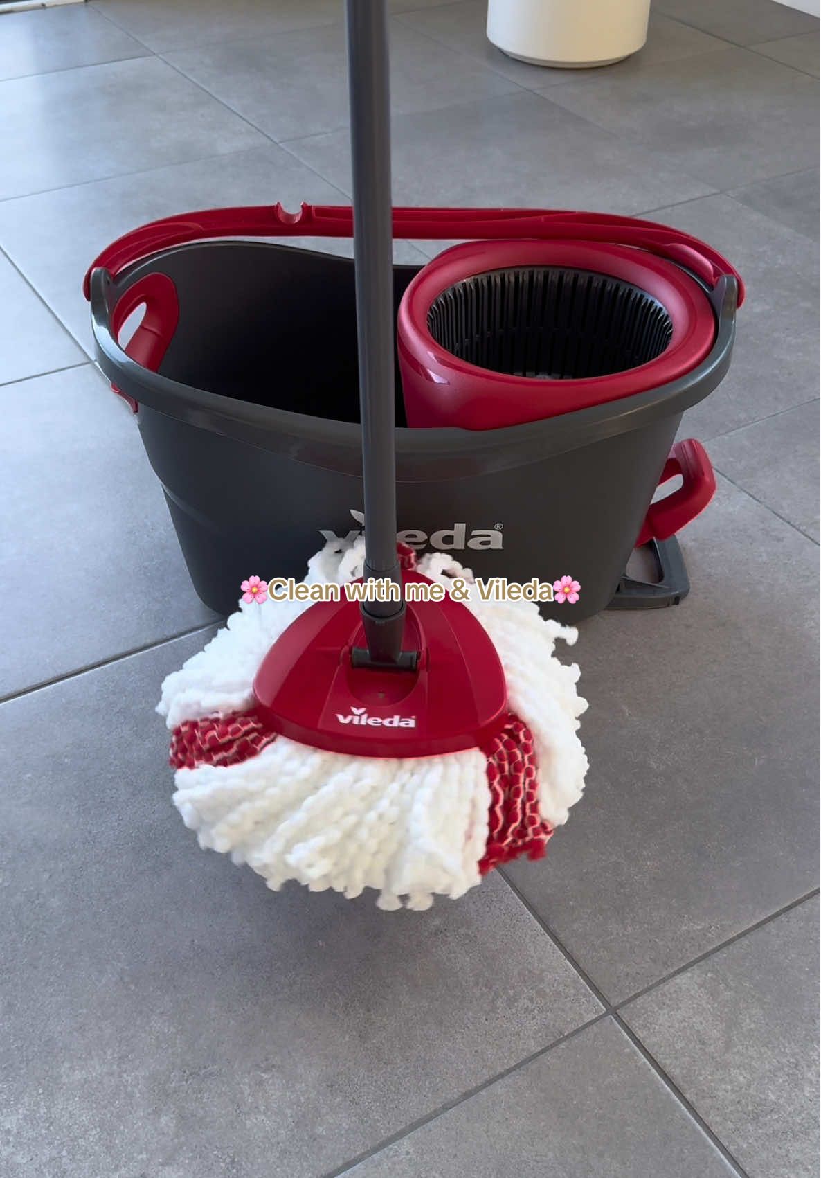 Publicité - Nettoyage des sols avec la meilleure des serpillières : la Turbo 3 en 1 de chez @Vileda ! ✨🧼 🌟 Profitez de -10€ de réduction sur Amazon avec le code YOUR10 ! ➡️Lien de la serpillière en bio 🌸 Cette serpillière offre un nettoyage optimal grâce à ses franges en microfibre, capables de capturer efficacement la saleté et la poussière. Conçue pour s'utiliser avec le système Turbo, elle garantit un essorage facile et des sols propres sans effort 💫 #asmr #asmrsounds #CleanTok #cleanwithme #serpilliere #viledafr #mop #floorcleaning #nettoyagesol #routinemenage #maisonpropre #nettoyage #menage #cleaningmotivation #cleanhome #homecleaning #cleaningasmr 