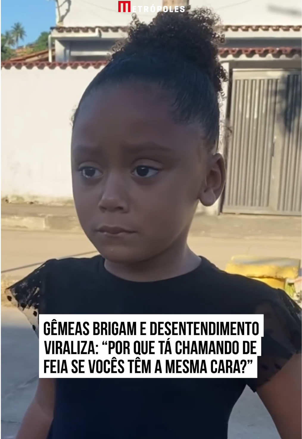 Um vídeo que circula nas redes sociais divertiu os internautas ao registrar o desentendimento de duas #irmãs #gêmeas. No registro, a mãe questiona uma das filhas, durante a briga: “#Marina, por que você tá chamando a sua irmã de feia, se vocês têm a mesma cara?”. A pergunta da mãe e a reação da filha divertiram os internautas.  “Sempre me perguntam se elas se amam… 🤡 Sim, se amam… kkkk Mas o pau quebra na mesma intensidade… 😂”, escreve a mãe, autora do registro, na legenda da publicação original. #tiktoknotícias 📽️ geminhasdaamanda (Instagram)