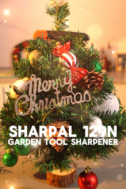 Celebrate Christmas by crafting a cute Christmas tree with SHARPAL!🎄✂️✨ #SHARPAL #SHARPALknifesharpener #SHARPAL129N #garden #tool #scissors #amazing #satisfy #sharpener #sharpening #foryoupge #fyp 