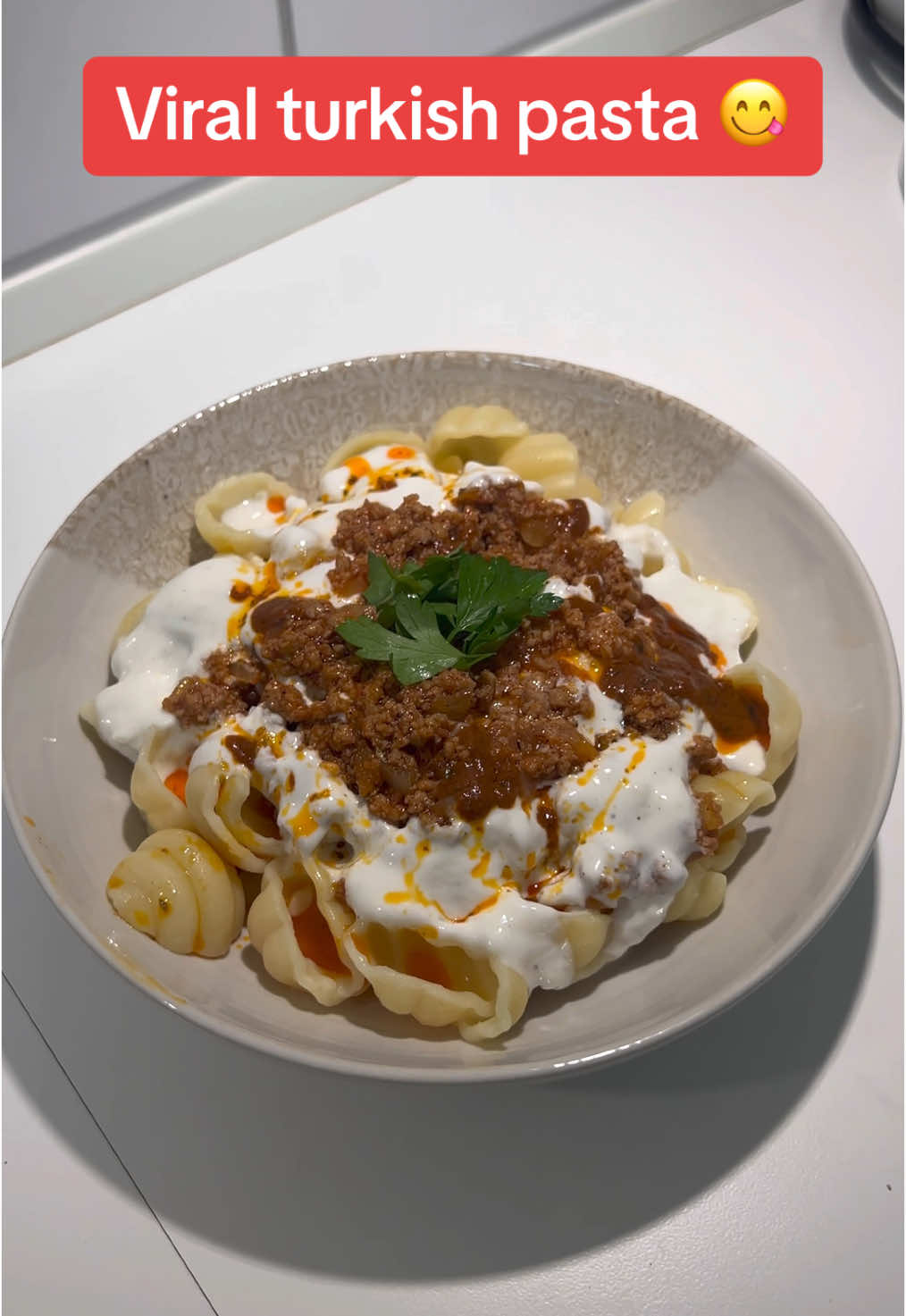 معكرونة التركية 😋🍝 . . . . VIRAL TYRKISH PASTA 🍝 - kogt pasta  - hakket kød  - løg  - tomatpuré eller tomatpasta  - sort peber, paprika, hvisløjspulver og salt  Til yoghurt  - græsk yoghurt  - moset hvidløj - sort peber med oregano Den røde saus - smør  - paprika og oregano Denne pasta er så lækker og nem at lave. Den minder meget om manti 👌🏻🤤prøv den i vil aldrig fortryde det. ❤️ Velbekomme 🌹 del videre til jeres venner 😍 #viral_video #pastatiktok #pastalover #turkishseries #turkish #pastarecipe #reel #vidoe #اكسبلور 