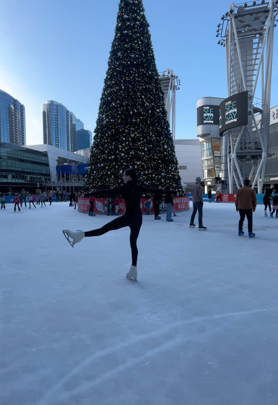 🤍🎄#figureskating #fyp #christmas #iceskatingtiktok #skating #iceskater #skates #winter #christmastree #losangeles #lalive #foryou #fypシ゚viral #viralvideo #blowthisup #blowup #xyzbca #abcxyz #trend #trending #outdoorrink #outdoorskating #outdooriceskating 