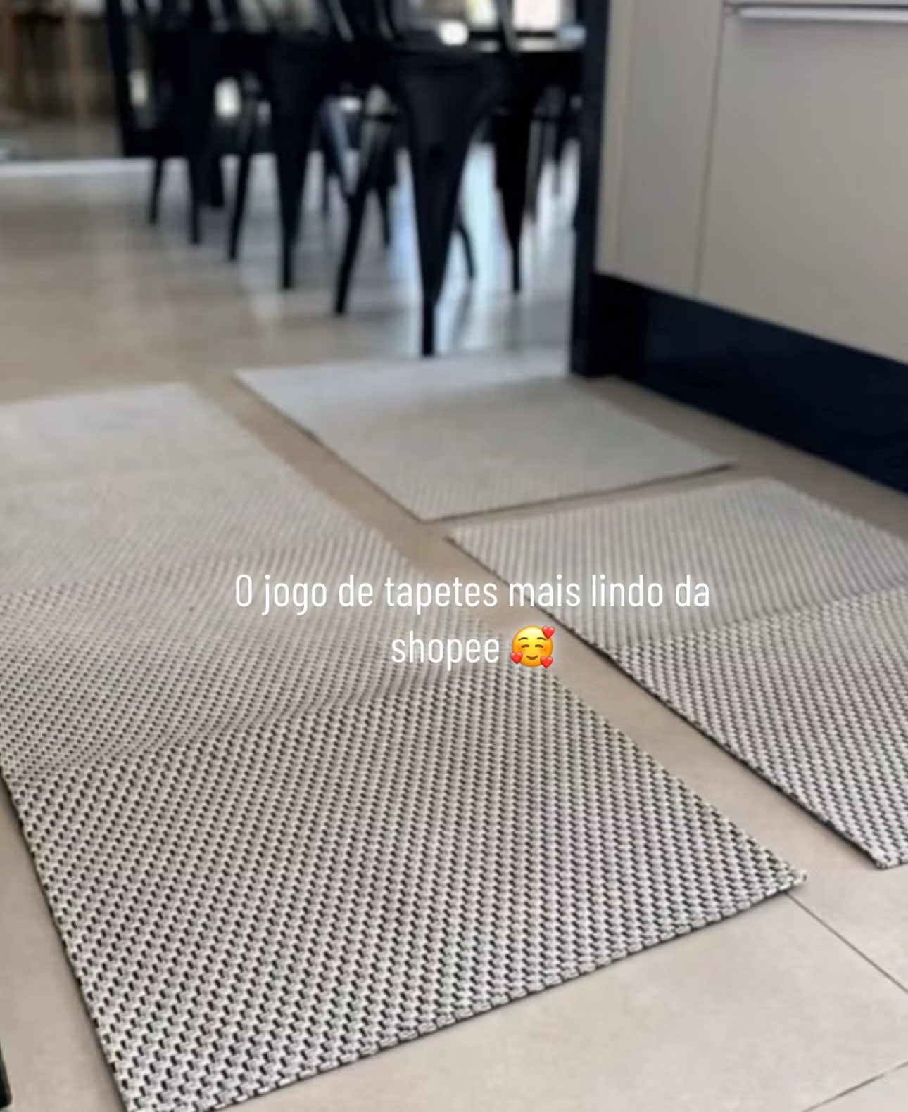 Comprei um jogo de tapetes da shopee e amei! Super combina com a minha cozinha q é cinza e preto! 🩶🖤 Obs: charme do vídeo é uma mão com as unhas pintadas e a outra não😂 #achadinhosdashopee #shopeehaul  #shopee #shopeechek #compradecasa #shopeefinds  #comprinhasshopee 