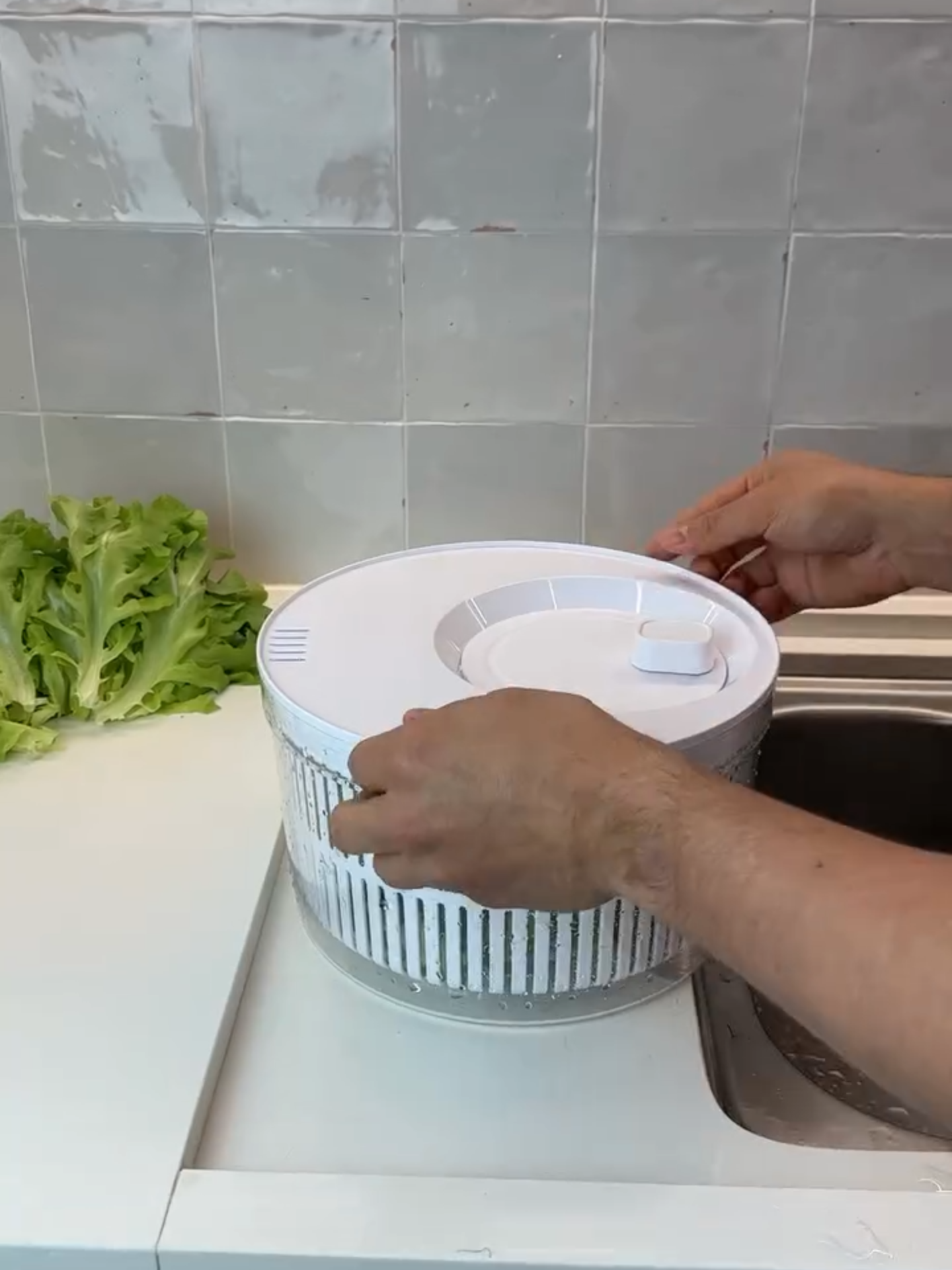 Deixe suas saladas ainda mais frescas e práticas com o Secador de Salada Clear Fresh de 5,5L! Agora por apenas R$89,99 (antes R$105,50), você leva para casa um produto de altíssima qualidade que vai transformar o seu dia a dia na cozinha. Com design ergonômico, ele facilita o manuseio e acelera o processo de secagem de folhas, frutas e legumes, permitindo preparar saladas frescas e sem as folhas encharcadas em minutos 🥗💧. Além disso, conta com cesto interno removível para facilitar a higienização e tampa com dreno, para escorrer a água 💦🧡. Ideal para porções generosas e perfeito para famílias ou encontros com amigos 🍽️. Feito de material resistente e livre de BPA, garantindo segurança alimentar e durabilidade. Aproveite essa oferta e leve mais praticidade para a sua casa! ✨🧡 Referência: 85018