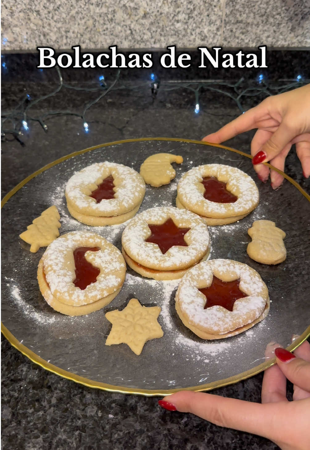 5° Receita de Natal - Bolachas de Natal 🎄 Ingredientes:  100g de manteiga  70g de açúcar  1 ovo 1 pitada de canela  Sal 250g de farinha sem fermento  Doce de Morango Açúcar em pó  #bolachas #biscoitos #biscoitosdenatal #christmascookies #cookies #natal #receitadenatal #christmas #christmasbaking #christmascountdown #christmasrecipes #dessert #receitas #receitafacil #EasyRecipe #Recipe #cozinha #comida #cooking #food #asmrfood #foodies #foodporn ##FoodTok #tiktokfood #fyp #follow #foryoupage❤️❤️ #reels 