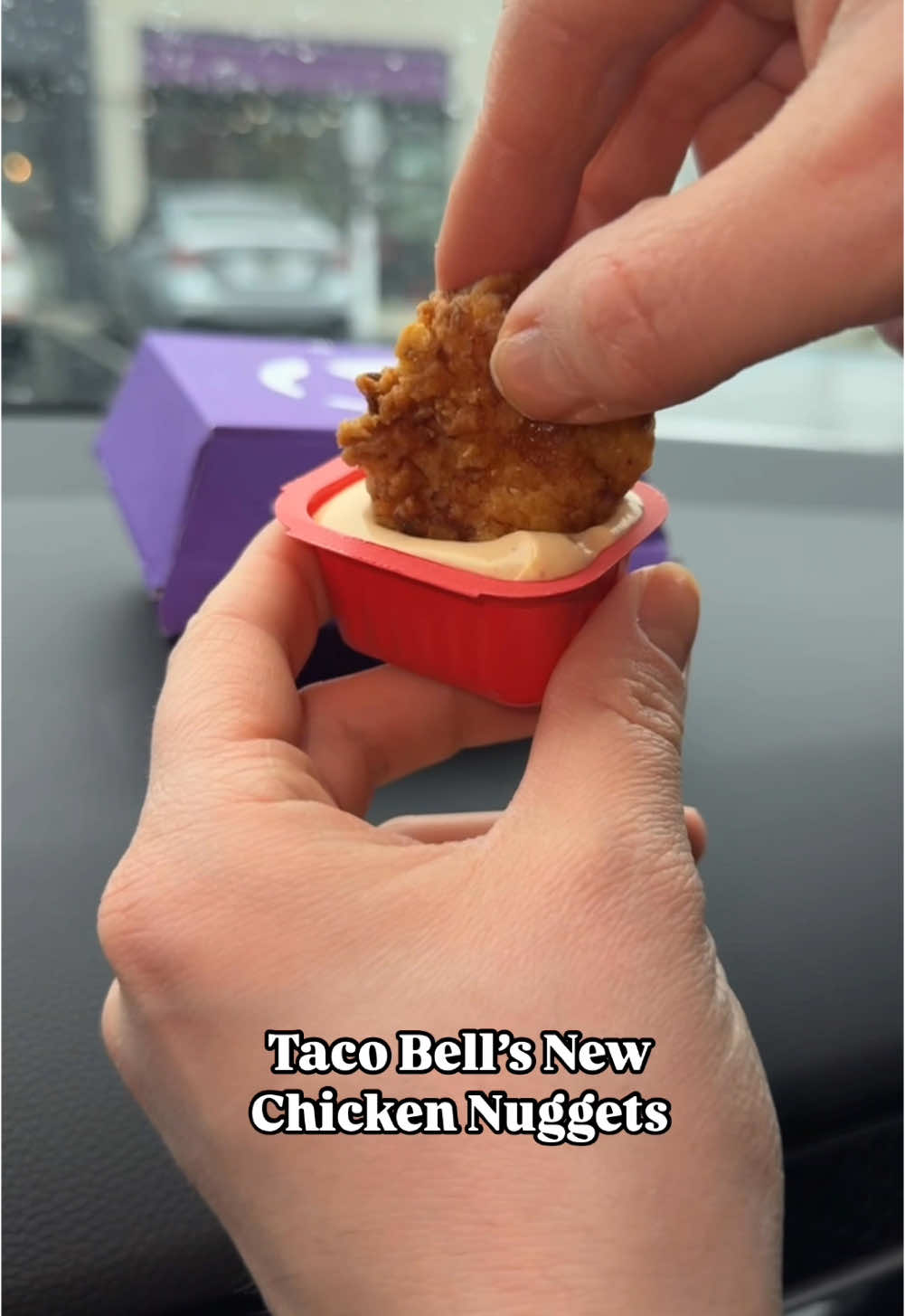 Calling all chicken nugget fans! 🍗 Taco Bell has just launched a new menu item: crispy chicken nuggets marinated in jalapeño buttermilk and breaded with tortilla chip crumbs! Pair them with your choice of Hidden Valley Fire Ranch Sauce, Bell Sauce, or Jalapeño Honey Mustard. #tacobell #chickennuggets #nuggets #chicken #tacos #buttermilk #tortilla #ranch #dips #fastfood #illvefastfood #newmenuitem #newfastfood #nrnunboxing #nrnmenutracker #foodnews 