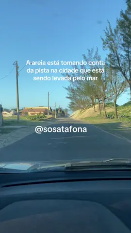 A areia está tomando conta da pista na cidade que está sendo levada pelo mar #sosatafona #atafona #saojoaodabarra #cidadelevadapelomar #cidadesubmersa #casasdestruidaspelomar #tragedia #noticia #noticias 