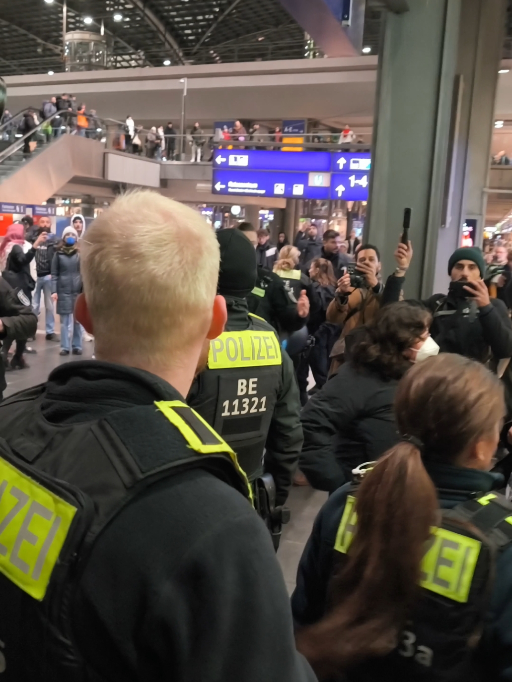 #b2012 #Berlin #hauptbahnhof spontan Versammlung.