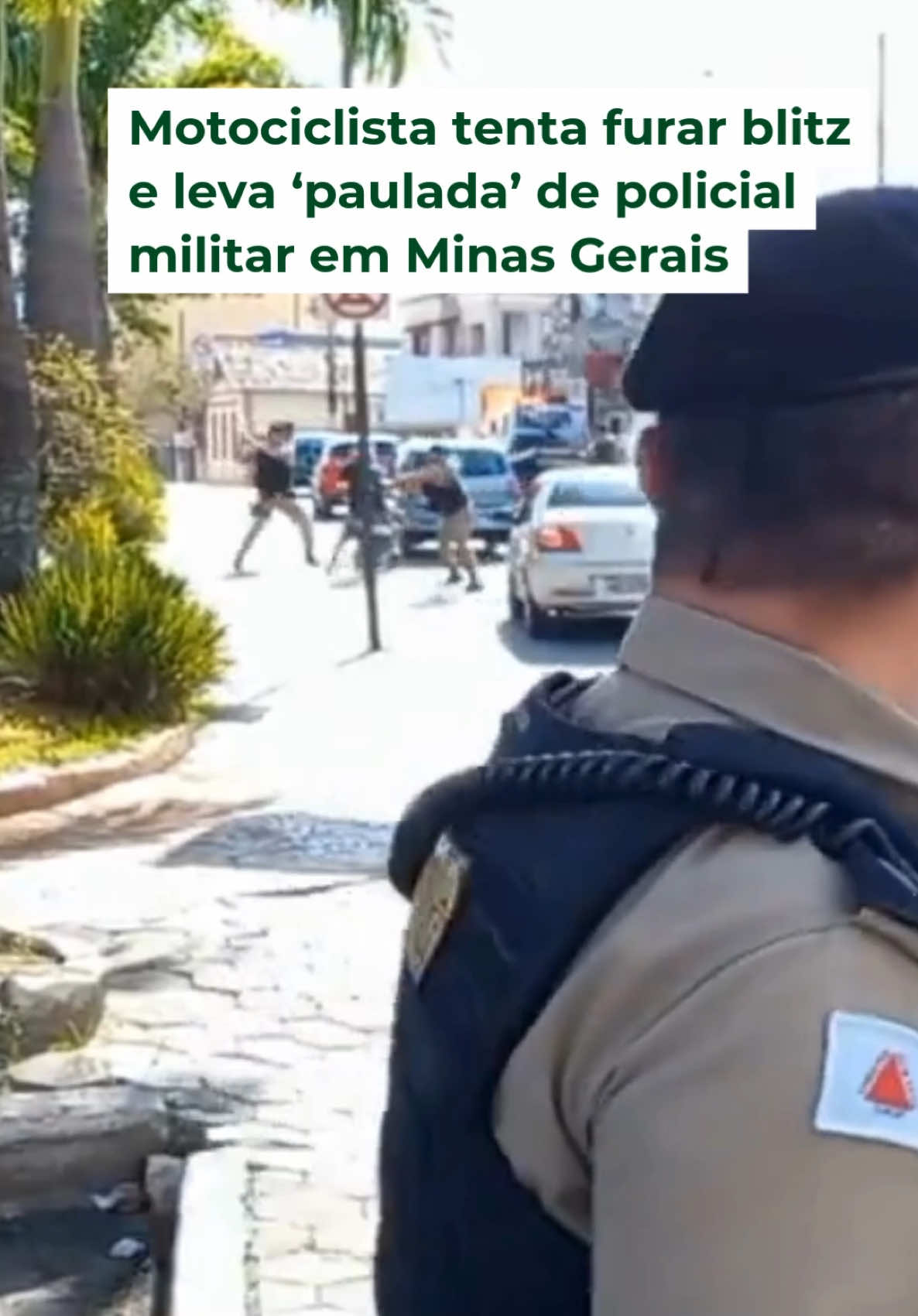 FLAGRANTE - Um motociclista foi preso ao tentar furar uma blitz em Conselheiro Lafaiete, na região Central de Minas Gerais. Ele levou uma “paulada” de um policial militar. A cena foi registrada durante a gravação de um vídeo institucional da corporação que falava justamente de uma operação para combater crimes cometidos com uso de motos.  O detido tem 20 anos, e a moto em que estava produzia um ruído excessivo. Ao ser abordado, ele tentou fugir em alta velocidade. Após ser atingido, ele caiu metros à frente.  📹 Reprodução  #otempo #pmmg #mg #viral #mg