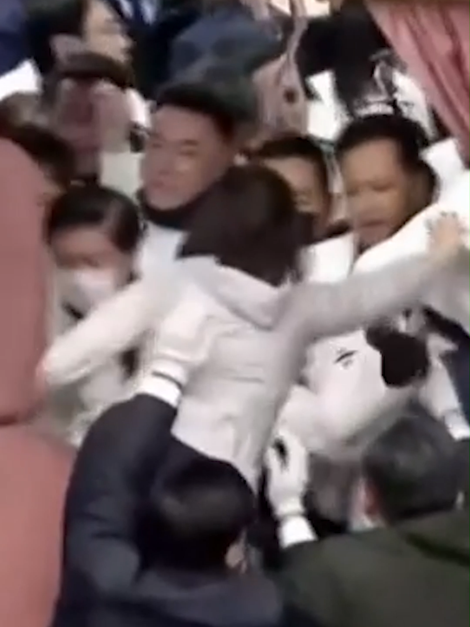 Políticos de Taiwan protagonizan una pelea, en plena sesión, durante la aprobación de varias leyes #noticias #noticiastiktok #news #noticiascuatro