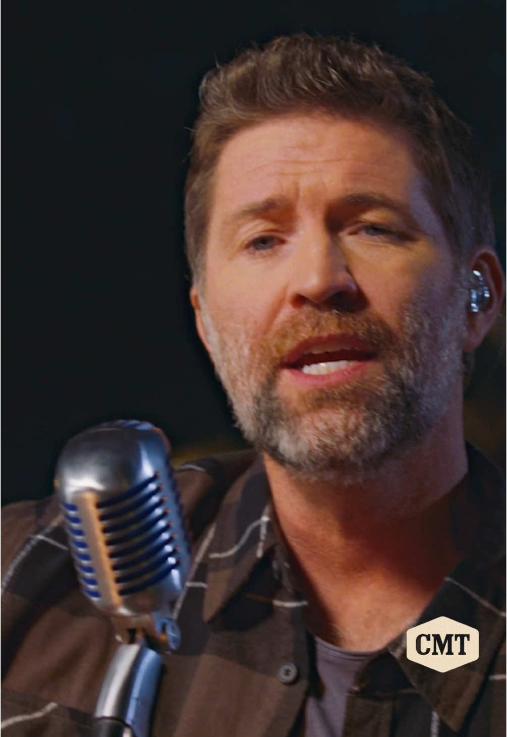 A gorgeous song to get you into the #holidayspirit ❤️🙏💚 #CMTCampfireSessions #joshturner #kingsizemanger #acoustic #christmasmusic 