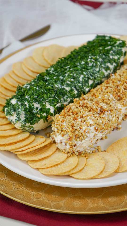 Sua mesa de Natal vai ficar igual à de um buffet chique 🎄 Envie pra quem vai adorar essa receita! INGREDIENTES: - 2 potes de cream cheese - Cubos de salmão - Suco de 1/2 limão - Fio de azeite - 1 colher (sopa) de mostarda - Sal e pimenta do reino a gosto - Tomate picado sem semente e sem água - Folhas de manjericão - Aceto balsâmico - Cheiro verde para finalizar - Xerém de castanha para finalizar Passo a passo completo no vídeo ❤️ #creamcheese #petisco #entradinha #natal #ceia #anonovo 