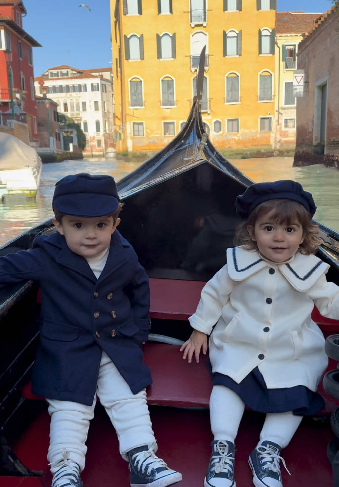 Não tenho nem palavras pra tanta fofura… e voces? #trending #babytiktok #traveling #viagemtiktok #gemeos #travellingwithkids #traveltiktok #cutebaby #lookdodia #venice #veneza #italy #venecia #italia 