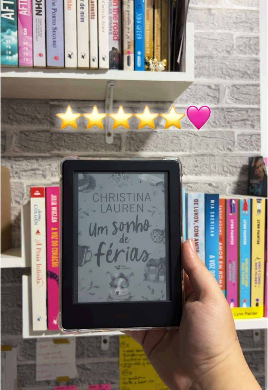 Mais uma leitura finalizada 😍🎄 @Faro Editorial #leitura #leitora #livros #livro #indicandolivros #romance #romancebooks #kindle #umsonhodeferias #christinalauren #romcom #BookTok #booktokbr #bookstan #bookstanbrasil #bookstanbr #romancedenatal #booktoker 