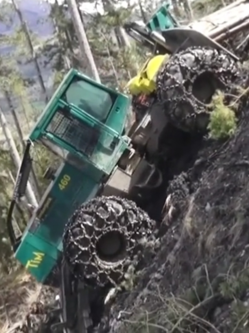 PENTE EXTREME Over the limit TIMBERJACK dans un mur #routedelextreme #amazingdriver #bucheron #timberpro #johndeere #tigercat #caterpillar 