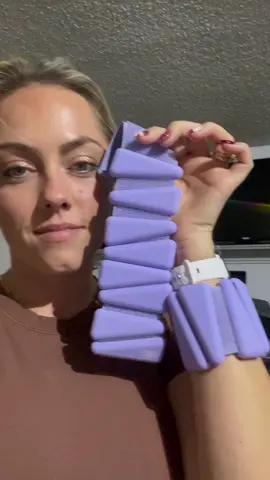 This is a wearable weights adjustable dumbbells for Yoga, walking, Pilates, etc. It's a must-have! #BearGrips #wristweightchallenge #ankleweightchallenge #ankleweightsworkout #ankleweightsexercises #ankleweightsforwomen #angkleweights #wristweight #wristweightpilates