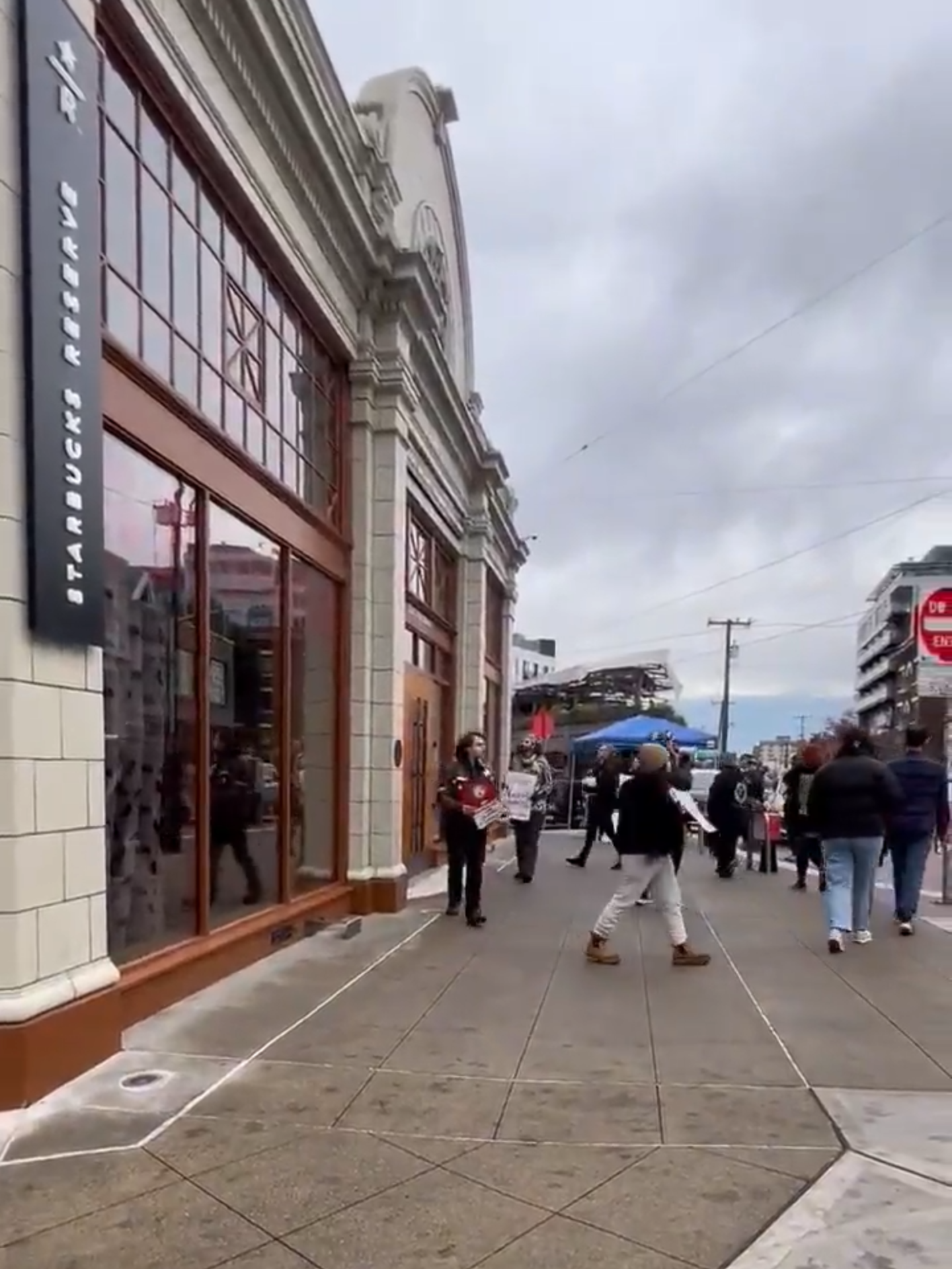 Los trabajadores de Starbucks iniciaron una huelga de cinco días en Seattle el viernes 20 de diciembre, exigiendo mayores salarios y mejores condiciones de trabajo #Starbucks #strike #Seattle #Starbucksworkers #Huelga